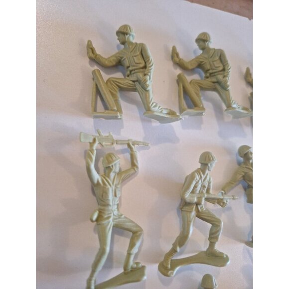 12 Vietnam Korea Plastic Army Style Vintage Toy Soldiers Lot Greenish Yellow - Picture 2 of 11